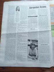 Cumhuriyet Kitap Gazetesi - 4 Haziran 1998 - Sayı 433 - Tarihin İnsan Yüzü Ve Ahmet Altan Fotoğrafı - Nuri İyem'in Sanatı Ve Yapıtları Nefis Bir Kitapla Okura Ulaştırılıyor - Sennur Sezer Nezihe Meriç'in Öykü Kitabı Yandırma'yı Değerlendirdi - Hidayet Karakuş Aytül Uncu Akal'ın Beni Bırakma Hayatını Değerlendirdi-- Daniel Defoe