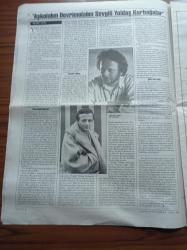 Cumhuriyet Kitap Gazetesi - 3 Aralık 1998 - Sayı 459  - Şafak Türküsü'nden Sevgili Yoldaş  Kurbağalar'a Nevzat Çelik Fotoğrafı - Fethi Naci Yevgeni Zamyatin'in  Biz'ini Eleştiriyor - Sinema Tarih Buluşması Bir Katalogla Da Okura Ulaşıyor - Ragıp Duran Saray Kitaplığı'nda Gazeteciliğe Bakıyor - Server Tanilli