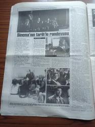 Cumhuriyet Kitap Gazetesi - 3 Aralık 1998 - Sayı 459  - Şafak Türküsü'nden Sevgili Yoldaş  Kurbağalar'a Nevzat Çelik Fotoğrafı - Fethi Naci Yevgeni Zamyatin'in  Biz'ini Eleştiriyor - Sinema Tarih Buluşması Bir Katalogla Da Okura Ulaşıyor - Ragıp Duran Saray Kitaplığı'nda Gazeteciliğe Bakıyor - Server Tanilli