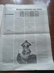 Cumhuriyet Kitap Gazetesi - 3 Aralık 1998 - Sayı 459  - Şafak Türküsü'nden Sevgili Yoldaş  Kurbağalar'a Nevzat Çelik Fotoğrafı - Fethi Naci Yevgeni Zamyatin'in  Biz'ini Eleştiriyor - Sinema Tarih Buluşması Bir Katalogla Da Okura Ulaşıyor - Ragıp Duran Saray Kitaplığı'nda Gazeteciliğe Bakıyor - Server Tanilli