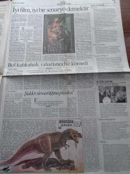 Cumhuriyet 2 Gazetesi - 4 Kasım 1993 - İsveç'te Leonardo Da Vinci Sergileniyor - Sokak Boyu Tütünler - Bilgisayar İcat Oldu Kağıt Yok Oldu - Kokar Koyu Korunmalı Mı Korunmamalı Mı - Tayvanlı Kadınlar Feminizmi Benimsedi - Karada Da Karakutu Kullanılacak- Dil Devriminin İnançlı Bir Öğretmeni Ömer Asım Aksoy