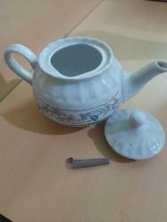 BEYAZ KÜTAHYA PORSELEN ÇİÇEKLİ ÇAYDANLIK 23 CM- TABAN  ÇAPI 9 CM BOY15 CM