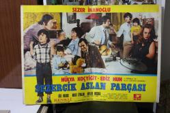 Sezercik Aslan Parçası filminden dev boy 3 adet lobi kartı - Ediz Hun - Hülya Koçyiğit - Sezer İnanoğlu