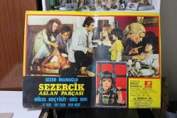 Sezercik Aslan Parçası filminden dev boy 3 adet lobi kartı - Ediz Hun - Hülya Koçyiğit - Sezer İnanoğlu