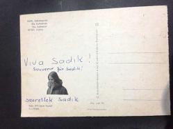 ŞEHİR KARTPOSTALI, MACARİSTAN EGER'DEN BASİLİCA KATEDRALİ, 1970'LERDE SEVGİLİYE YAZILMIŞ VE YAZAN KİŞİNİN ARKASINA KENDİ FOTOĞRAFINDAN BİR KARE KESİP YAPIŞTIRDIĞI BİR MEKTUP, ARKASI YAZILI, RENKLİ 14 X 10 CM EBADINDA - 1960'LAR, 1970'LER, 1980'LER