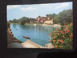 ŞEHİR KARTPOSTALI, İTALYA TORİNO'DAN MUHTEŞEM BİR GÖL MANZARASI, KAYIK, PEMBE ÇİÇEKLER, ARKASI YAZILMAMIŞ, RENKLİ 14 X 10 CM EBADINDA - 1960'LAR, 1970'LER, 1980'LER