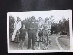 NOSTALJİ KARTPOSTALI, 1950'LERDE ÇEKİLMİŞ BİR SUBAY VE AİLESİNİN FOTOĞRAFI, ARKASI YAZILMAMIŞ, SİYAH BEYAZ, 14 X 9 CM EBADINDA - 1950'LER, 1960'LAR, 1970'LER, 1980'LER