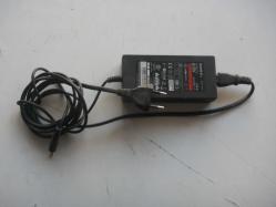 SONY SCHPH-79100 PS2 ADAPTÖR 8.5V ORJİNAL      ADAPTÖR  DETAYLAR RESİMLERDE  SORUNSUZ ORJINAL    (V1