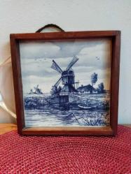 HOLLANDA 1979 YILI  EL YAPIMI VINTAGE AHŞAP ÇERÇEVELİ SERAMİK ÜZERİNE RESİM DUVAR SÜSÜ DUVAR PANOSU 16.5 X 16.5 CM