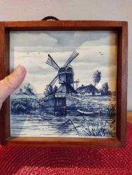 HOLLANDA 1979 YILI  EL YAPIMI VINTAGE AHŞAP ÇERÇEVELİ SERAMİK ÜZERİNE RESİM DUVAR SÜSÜ DUVAR PANOSU 16.5 X 16.5 CM