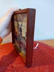 HOLLANDA 1979 YILI  EL YAPIMI VINTAGE AHŞAP ÇERÇEVELİ SERAMİK ÜZERİNE RESİM DUVAR SÜSÜ DUVAR PANOSU 16.5 X 16.5 CM