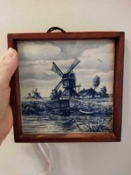 HOLLANDA 1979 YILI  EL YAPIMI VINTAGE AHŞAP ÇERÇEVELİ SERAMİK ÜZERİNE RESİM DUVAR SÜSÜ DUVAR PANOSU 16.5 X 16.5 CM