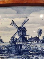 HOLLANDA 1979 YILI  EL YAPIMI VINTAGE AHŞAP ÇERÇEVELİ SERAMİK ÜZERİNE RESİM DUVAR SÜSÜ DUVAR PANOSU 16.5 X 16.5 CM