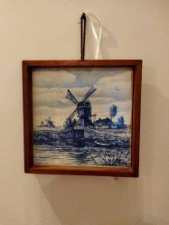 HOLLANDA 1979 YILI  EL YAPIMI VINTAGE AHŞAP ÇERÇEVELİ SERAMİK ÜZERİNE RESİM DUVAR SÜSÜ DUVAR PANOSU 16.5 X 16.5 CM