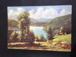 ÇİZİM KARTPOSTALI, GÖL, AĞAÇLAR, BULUTLU GÖKYÜZÜ, KÖY VE DAĞLARI RESMEDEN MÜTHİŞ BİR MANZARA , ARKASI YAZILI, RENKLİ, 15 X 10 CM EBADINDA - 1950'LER, 1960'LAR, 1970'LER, 1980'LER