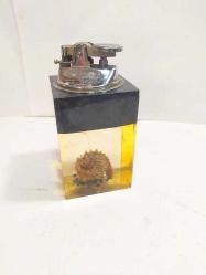 MSÇ2----İNCİ FİGÜR KAİDELİ ESKİ GAZLI MASA ÇAKMAĞI---ARIZALI