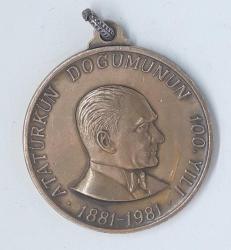 Urfa Akpınar Tünel İnşaat Atatürk'ün Doğumunun 100 . Yılı Anı Madalyon 1981