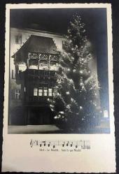 ŞEHİR KARTPOSTALI, ALMANYA INNSBRUCK ŞEHRİNDEN TARİHİ BİR EV VE YANINDA SÜSLÜ NOEL AĞACI, ARKASI YAZILI, SİYAH BEYAZ, 14 X 9 CM EBADINDA - 1940'LAR, 1950'LER, 1960'LAR, 1970'LER