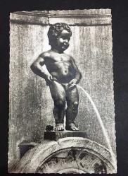 ŞEHİR KARTPOSTALI, BELÇİKA BRÜKSEL MANNEKEN PİS HEYKELİ (ÇEŞME HAZNESİNE İŞEYEN ÇOCUK), ARKASI YAZILI, SİYAH BEYAZ, 14 X 9 CM EBADINDA - 1940'LAR, 1950'LER, 1960'LAR, 1970'LER