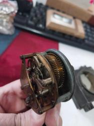 ANTİKA KURMALI ARABA SAATİ, SMIHS MOTOR LONDRA İNGİLTERE ÜRETİM DAMGALI,  6,5x6,6x21 cm. NADİR KOLEKSIYONLUK ÜRÜN,  NOT : ANAHTARI OLMADIĞI İÇİN DENENEMEDİ.