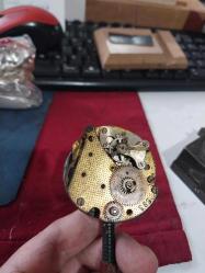 ANTİKA KURMALI ARABA SAATİ, SMIHS MOTOR LONDRA İNGİLTERE ÜRETİM DAMGALI,  6,5x6,6x21 cm. NADİR KOLEKSIYONLUK ÜRÜN,  NOT : ANAHTARI OLMADIĞI İÇİN DENENEMEDİ.