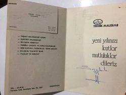 HEDİYE KARTPOSTALI, ÇİFT YAPRAK, CANAN BAYSAL TARAFINDAN RESMEDİLMİŞ ''TARANAN GÜZEL'' ADLI ÇOK HOŞ BİR RESİM. SİYAH FON VE ÜZERİ ALTIN SARISI MOTİFLERLE SÜSLÜ, İÇİ YAZILI, RENKLİ, 11 X 17 CM EBADINDA - 1940'LAR, 1950'LER, 1960'LAR, 1970'LER 1980'LER