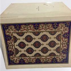 HEDİYE KARTPOSTALI, ÇİFT YAPRAK, BÜYÜK BOY, TÜRK DESENLERİNİN RESMEDİLDİĞİ HALI/KİLİM MOTİFİ, ARKASI YAZILMAMIŞ, RENKLİ, 13,5 X 17,5 CM EBADINDA - 1940'LAR, 1950'LER, 1960'LAR, 1970'LER 1980'LER