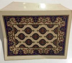 HEDİYE KARTPOSTALI, ÇİFT YAPRAK, BÜYÜK BOY, TÜRK DESENLERİNİN RESMEDİLDİĞİ HALI/KİLİM MOTİFİ, ARKASI YAZILMAMIŞ, RENKLİ, 13,5 X 17,5 CM EBADINDA - 1940'LAR, 1950'LER, 1960'LAR, 1970'LER 1980'LER