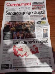 Cumhuriyet Gazetesi - 17 Nisan 2017 - Sandığa Gölge Düştü - Türkiye Olağanüstü Hal Koşullarında Anayasasını Değiştirdi - Usulsüzlük Sokağa Döktü - AKP MHP Bloku 1 Kasım Seçimlerinde Aldığı Sonuçların Bile Altında Kaldı - Binali Yıldırım Ve Devlet Bahçeli'nin Sandıklarında Hayır - Recep Tayyip Erdoğan Atı Alan Üsküdarı Geçti - Ovacık'ta Yüzde 90 Hayır Çıktı