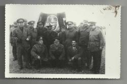 LOT.3 » ATATÜRK RESMİ ÖNÜNDE SUBAYLAR VE ASKERLER FOTOĞRAFI...