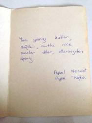 HEDİYE KARTPOSTALI, ÇİFT YAPRAK, BEYAZ FON ÜZERİNE SARI ZAMBAKLAR (ÇİZİM), İÇİ YAZILI, RENKLİ, 12 X 16 CM EBADINDA - 1940'LAR, 1950'LER, 1960'LAR, 1970'LER 1980'LER