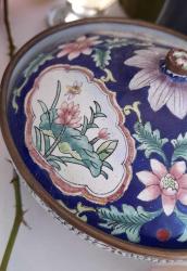 Antika art nouveau bakır mineli çiçekli kapaklı vazo şekerlik