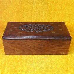 VINTAGE ÜZERİ PİRİNÇ İŞLEMELİ EL OYMA AHŞAP KUTU