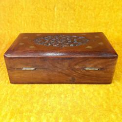 VINTAGE ÜZERİ PİRİNÇ İŞLEMELİ EL OYMA AHŞAP KUTU