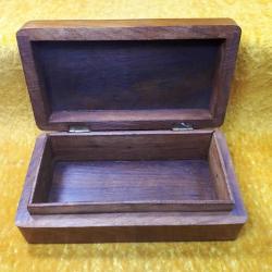 VINTAGE ÜZERİ PİRİNÇ İŞLEMELİ EL OYMA AHŞAP KUTU