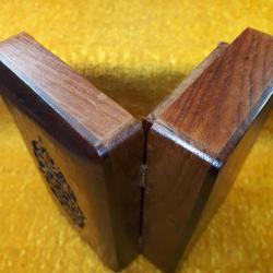 VINTAGE ÜZERİ PİRİNÇ İŞLEMELİ EL OYMA AHŞAP KUTU