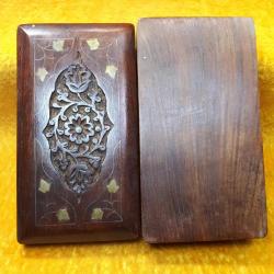 VINTAGE ÜZERİ PİRİNÇ İŞLEMELİ EL OYMA AHŞAP KUTU