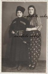 Efemera - Kafkas Yöresel Kıyafetli Kadınlar / Foto Moda - kitantik - kitaLog