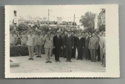 İHTİLAL SONRASI BİR TÖRENDE ASKERLER VE SİVİLLER FOTOĞRAFI...
