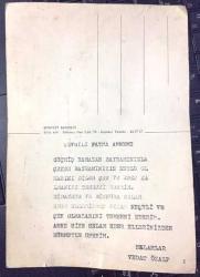 HEDİYE KARTPOSTALI, SİYAH FON ÜZERİNE APAÇİ BAŞLIKLI ŞİRİN BEBEK, ARKASI YAZILI, RENKLİ, 13 X 19 CM EBADINDA - 1940'LAR, 1950'LER, 1960'LAR, 1970'LER 1980'LER