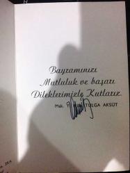 HEDİYE KARTPOSTALI, ÇİFT YAPRAK, BEYAZ FON ÜZERİNE YEŞİL YAPRAKLAR ARASINDA BEYAZ ÇİÇEKLER, İÇİ YAZILI, RENKLİ, 10 X 15 CM EBADINDA - 1940'LAR, 1950'LER, 1960'LAR, 1970'LER 1980'LER
