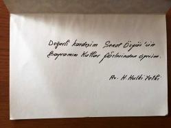 HEDİYE KARTPOSTALI, ÇİFT YAPRAK, SARI VE MAVİ TONLARINDA DAİRE İÇİNDE TÜRK MOTİFİ DESENLER, İÇİ YAZILI, RENKLİ, 12 X 17 CM EBADINDA - 1940'LAR, 1950'LER, 1960'LAR, 1970'LER 1980'LER