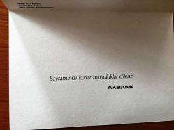 HEDİYE KARTPOSTALI, ÇİFT YAPRAK, GÖL KENARINDA BİR KASABA ÇİZİMİ, AKBANK BAYRAM KUTLAMA KARTI, İÇİ YAZILI, RENKLİ, 16 X 11 CM EBADINDA - 1940'LAR, 1950'LER, 1960'LAR, 1970'LER 1980'LER