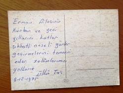 HEDİYE KARTPOSTALI, ÜZERİ KAR ÖRTÜLÜ ÇAM AĞAÇLARI VE EVLER, GÜZEL BİR KAR MANZARASI, ARKASI YAZILI, RENKLİ, 15 X 11 CM EBADINDA - 1940'LAR, 1950'LER, 1960'LAR, 1970'LER 1980'LER