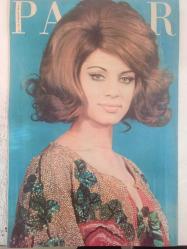 Pazar Haftalık Aktüalite Sinema Tiyatro Müzik ve Magazin Dergisi - 24 Aralık 1971 - Feri Cansel - Müşerref Tezcan - Gül Temer - Nevin Nuray - Seher Şeniz - Filiz Akın - Leyla Sayar - Sevda Ferdağ - Nazan Şoray - Filiz Akın - Suzan Avcı - Hülya Koçyiğit - Ajda Pekkan - Necdet Tosun - Tülin Özek - Zeki Müren - Mualla Kaynak - Nedret Güvenç - Jean M. Ayral - Sevim Tuna - Tamer Yiğit - Armağan Başar - Fikret Hakan - Münir Özkul - Altan Günbay - Feri Cansel - Selda Alkor - Oya Peri - Orhan Aykanat - Ülkü Ülker - Erol Solak - Kadir Savun - Aliye Rona - Merih Deniz - Osman F. Seden - Tufan Giray - Gülgün Erdem - Cevat Sezer - Yeşim Yükselen - Diclehan Baban - Atıf Kaptan - Mümtaz Ener - Doğan Tamer - Tülin Örsek - Orhan Gencebay- Serdar Gökhan - Göksel Arsoy - Selda Alkor -  Cömert Baykent - Erdem Siyavuşgil fotoğraf ve haberi - Bir Çılgın Rakkase haberi - Butik Peruk Reklamı - Kaç Kılığa Girdiler Haberi- Aksu Battaniye Reklamı -Blue Bleu Saç Sütü Şampuanı Reklamı - Tam Takım Dergi