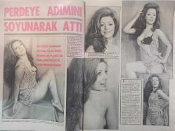 Pazar Haftalık Aktüalite Sinema Tiyatro Müzik ve Magazin Dergisi - 24 Aralık 1971 - Feri Cansel - Müşerref Tezcan - Gül Temer - Nevin Nuray - Seher Şeniz - Filiz Akın - Leyla Sayar - Sevda Ferdağ - Nazan Şoray - Filiz Akın - Suzan Avcı - Hülya Koçyiğit - Ajda Pekkan - Necdet Tosun - Tülin Özek - Zeki Müren - Mualla Kaynak - Nedret Güvenç - Jean M. Ayral - Sevim Tuna - Tamer Yiğit - Armağan Başar - Fikret Hakan - Münir Özkul - Altan Günbay - Feri Cansel - Selda Alkor - Oya Peri - Orhan Aykanat - Ülkü Ülker - Erol Solak - Kadir Savun - Aliye Rona - Merih Deniz - Osman F. Seden - Tufan Giray - Gülgün Erdem - Cevat Sezer - Yeşim Yükselen - Diclehan Baban - Atıf Kaptan - Mümtaz Ener - Doğan Tamer - Tülin Örsek - Orhan Gencebay- Serdar Gökhan - Göksel Arsoy - Selda Alkor -  Cömert Baykent - Erdem Siyavuşgil fotoğraf ve haberi - Bir Çılgın Rakkase haberi - Butik Peruk Reklamı - Kaç Kılığa Girdiler Haberi- Aksu Battaniye Reklamı -Blue Bleu Saç Sütü Şampuanı Reklamı - Tam Takım Dergi