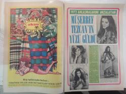 Pazar Haftalık Aktüalite Sinema Tiyatro Müzik ve Magazin Dergisi - 24 Aralık 1971 - Feri Cansel - Müşerref Tezcan - Gül Temer - Nevin Nuray - Seher Şeniz - Filiz Akın - Leyla Sayar - Sevda Ferdağ - Nazan Şoray - Filiz Akın - Suzan Avcı - Hülya Koçyiğit - Ajda Pekkan - Necdet Tosun - Tülin Özek - Zeki Müren - Mualla Kaynak - Nedret Güvenç - Jean M. Ayral - Sevim Tuna - Tamer Yiğit - Armağan Başar - Fikret Hakan - Münir Özkul - Altan Günbay - Feri Cansel - Selda Alkor - Oya Peri - Orhan Aykanat - Ülkü Ülker - Erol Solak - Kadir Savun - Aliye Rona - Merih Deniz - Osman F. Seden - Tufan Giray - Gülgün Erdem - Cevat Sezer - Yeşim Yükselen - Diclehan Baban - Atıf Kaptan - Mümtaz Ener - Doğan Tamer - Tülin Örsek - Orhan Gencebay- Serdar Gökhan - Göksel Arsoy - Selda Alkor -  Cömert Baykent - Erdem Siyavuşgil fotoğraf ve haberi - Bir Çılgın Rakkase haberi - Butik Peruk Reklamı - Kaç Kılığa Girdiler Haberi- Aksu Battaniye Reklamı -Blue Bleu Saç Sütü Şampuanı Reklamı - Tam Takım Dergi