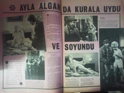 Pazar Haftalık Aktüalite Sinema Tiyatro Müzik ve Magazin Dergisi - 7 Ocak 1967 - Semiramis Pekkan - Ajda Pekkan - Zeynep Tedü - Kayhan Türkçü - Ayla Algan - Atıf Yılmaz - Sadri Alışık - Feridun Çölgeçen - Nuran Aksoy - Figen Say - Fikret Hakan - Muzaffer Tema - Suzan Avcı - Esen Püsüllü - Leyla Sayar - Tülin Elgin - Sevda Ferdağ - Tamer Yiğit - Tanju Gürsu - Engin Cezzar - Refik Erduran - Leyla Erduran - Sadri Alışık - Çolpan İlhan - Fatma Girik - Selda Alkor - Cüneyt Arkın - Sema Özcan - Ülkü Erakalın - Figen Say - Selma Güneri - Tunç Okan - İhsan Yüce - Semih Sezerli - Mürüvvet Sim - Zühal Üstüntaş - Sevda Nur - Emel Turgut fotoğraf ve haberi - Setlerden Haberler - Yeşilçam'ın Yeni Vampları Haberi - Vog Eva Külotları Reklamı - Puro Tuvalet Sabunu Reklamı - Tam Takım Dergi