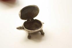 KAPLUMBAĞA DAN KUTU METAL      DETAYLAR RESIMLERDE       (YENI RAF TENEKE KUTU