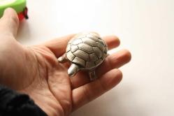 KAPLUMBAĞA DAN KUTU METAL      DETAYLAR RESIMLERDE       (YENI RAF TENEKE KUTU